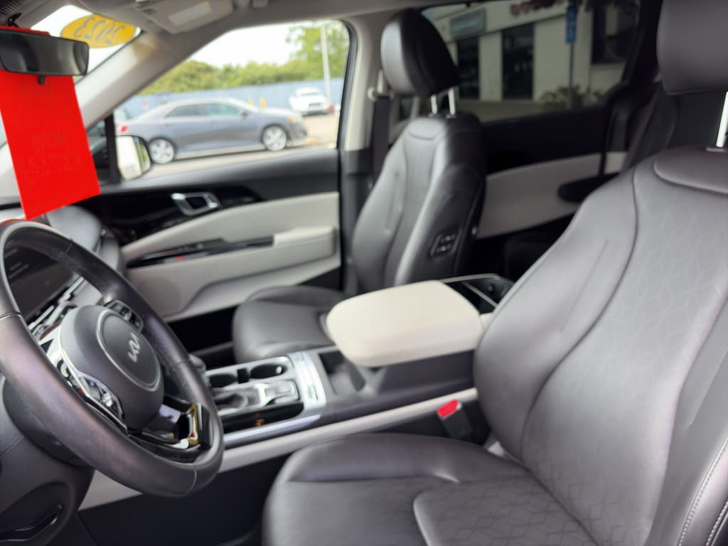 Used 2023 Kia Carnival SX FWD image 6