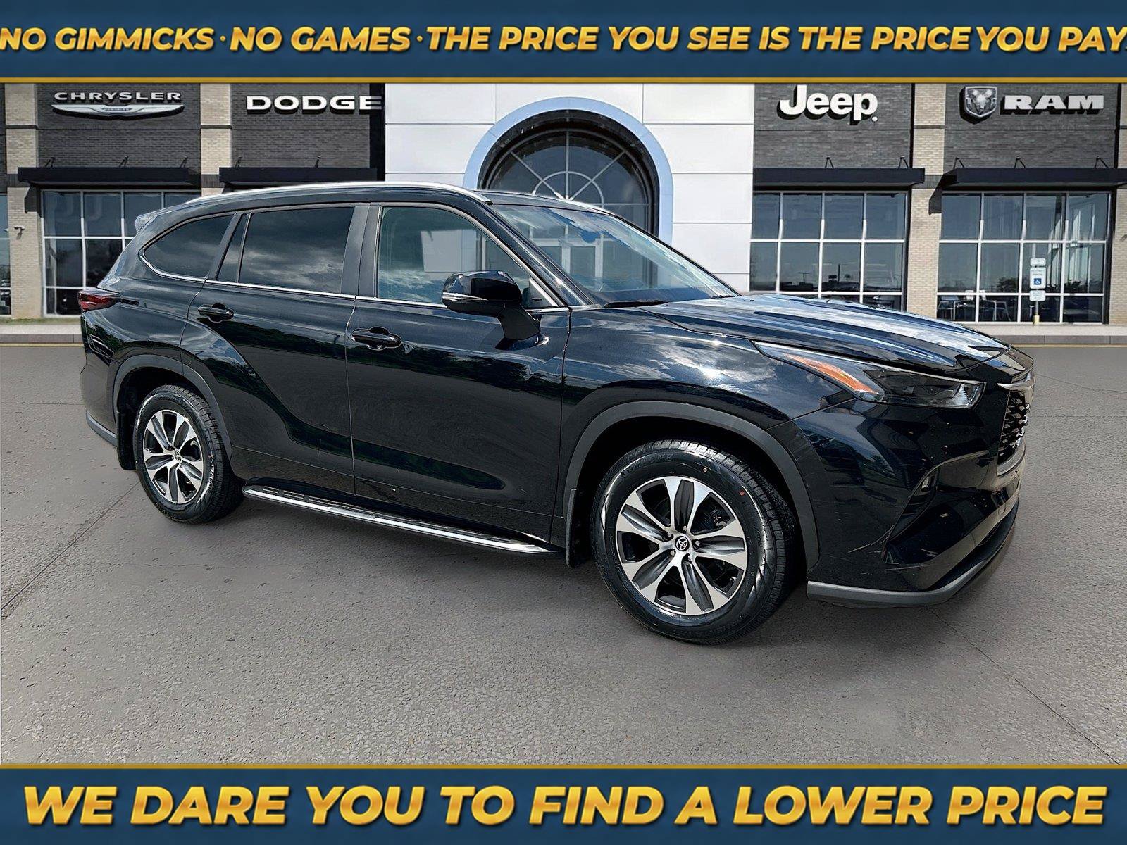 Used 2024 Toyota Highlander XLE FWD image 1