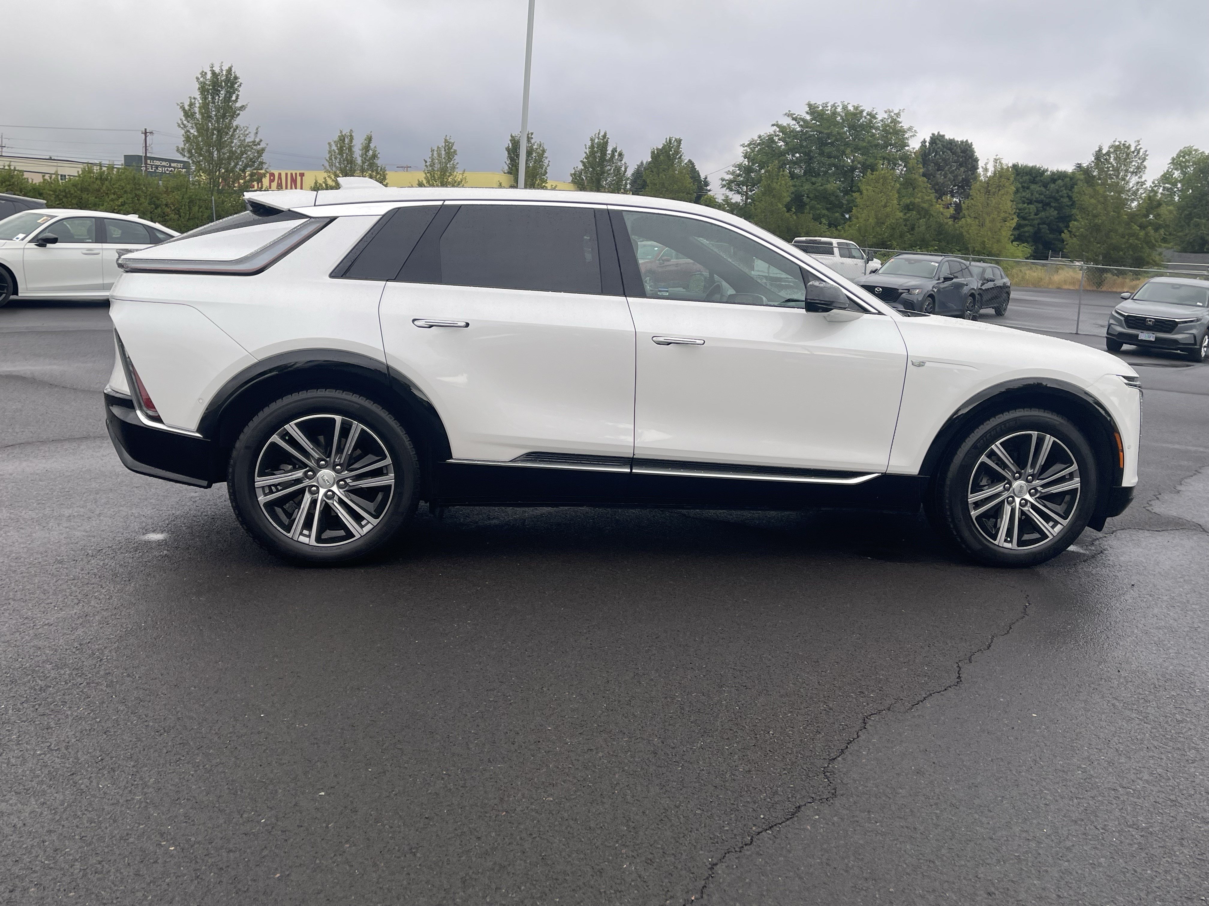 Used 2024 Cadillac Lyriq Luxury AWD/4WD image 6