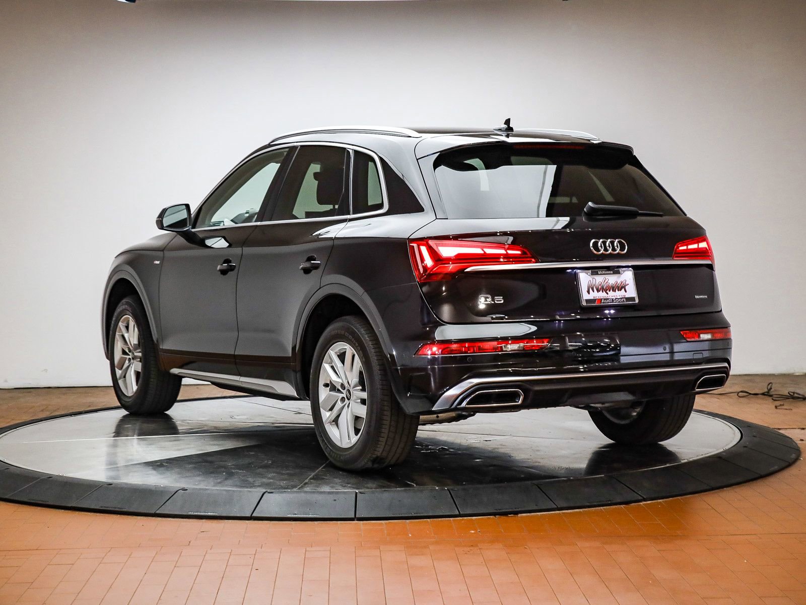 Used 2023 Audi Q5 2.0T Premium w/ Convenience Package AWD/4WD image 2