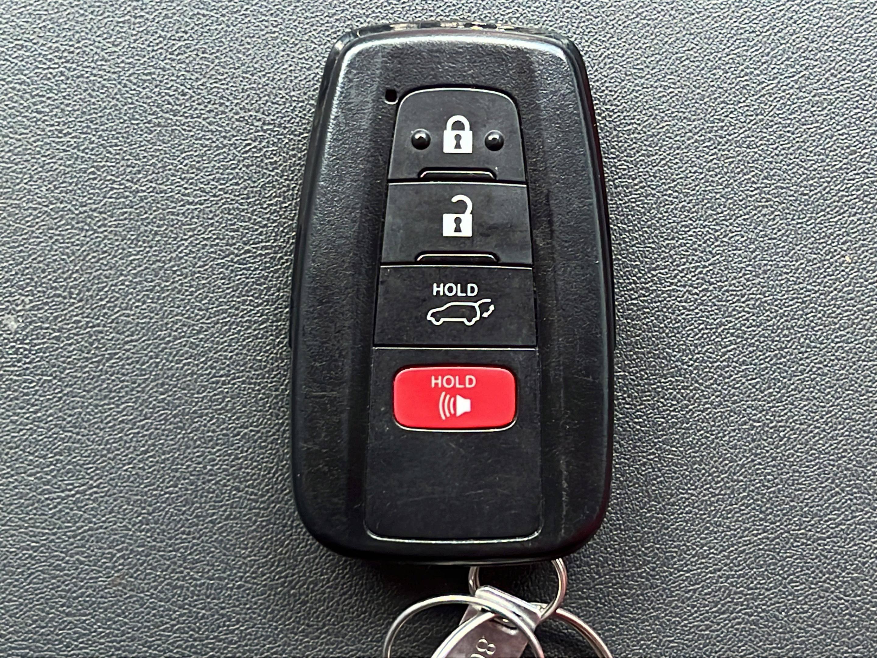 Used 2022 Toyota Highlander LE FWD image 23
