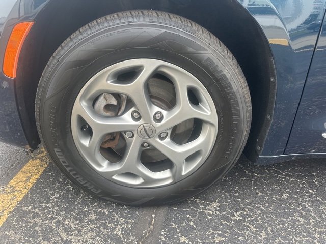 Used 2022 Chrysler Pacifica Limited image 41