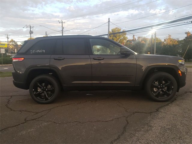 New 2025 Jeep Grand Cherokee Limited w/ Black Appearance Package image 16