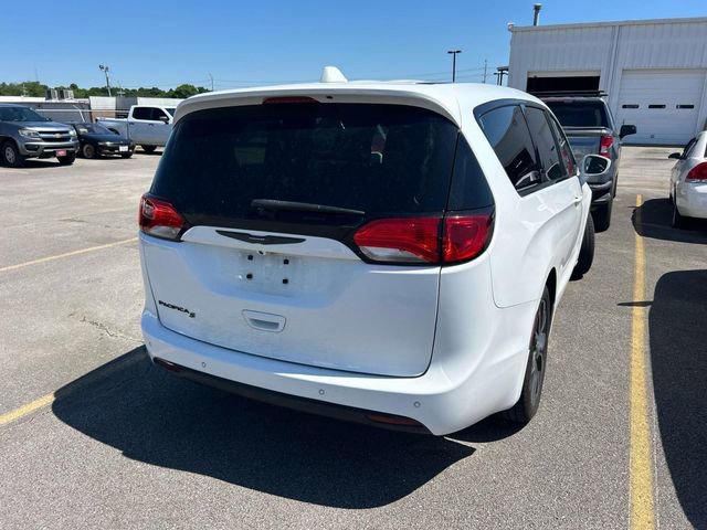 Used 2020 Chrysler Pacifica Touring w/ S Appearance Package FWD image 3