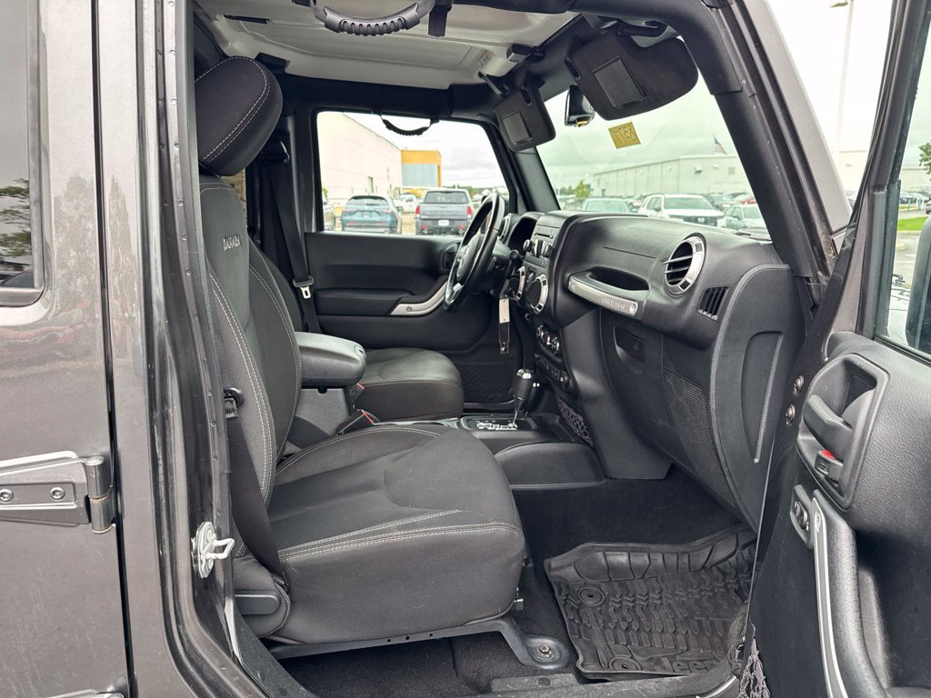 Used 2016 Jeep Wrangler Unlimited Sahara w/ Dual Top Group AWD/4WD image 31