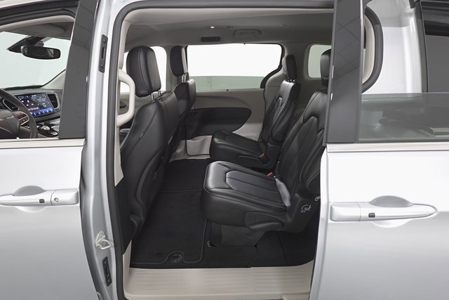 Used 2024 Chrysler Pacifica Touring-L image 21