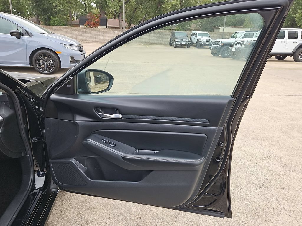 Used 2025 Nissan Altima 2.5 SV FWD image 33