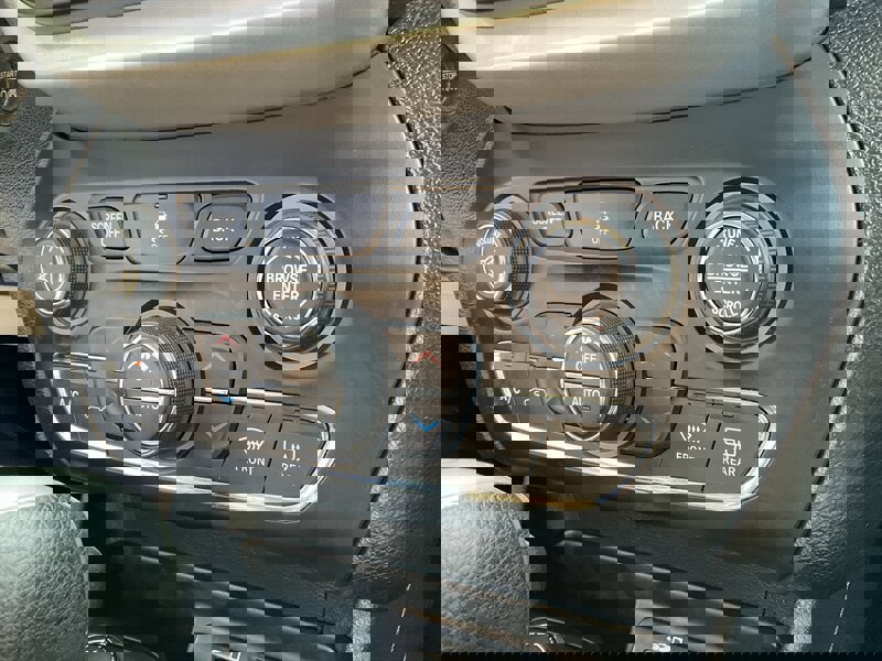 Used 2014 Jeep Cherokee Latitude w/ Comfort/Convenience Group image 37