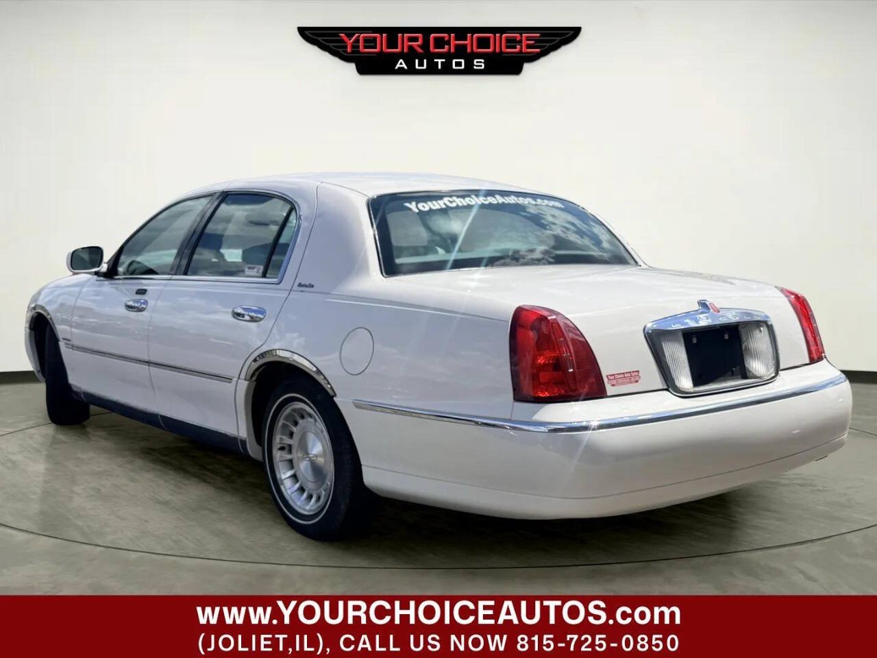 Used 2001 Lincoln Town Car Executive RWD image 3
