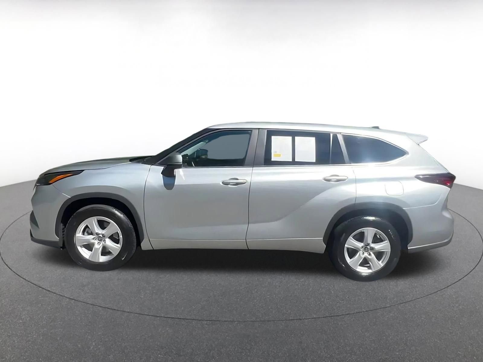 Used 2025 Toyota Highlander LE FWD image 9