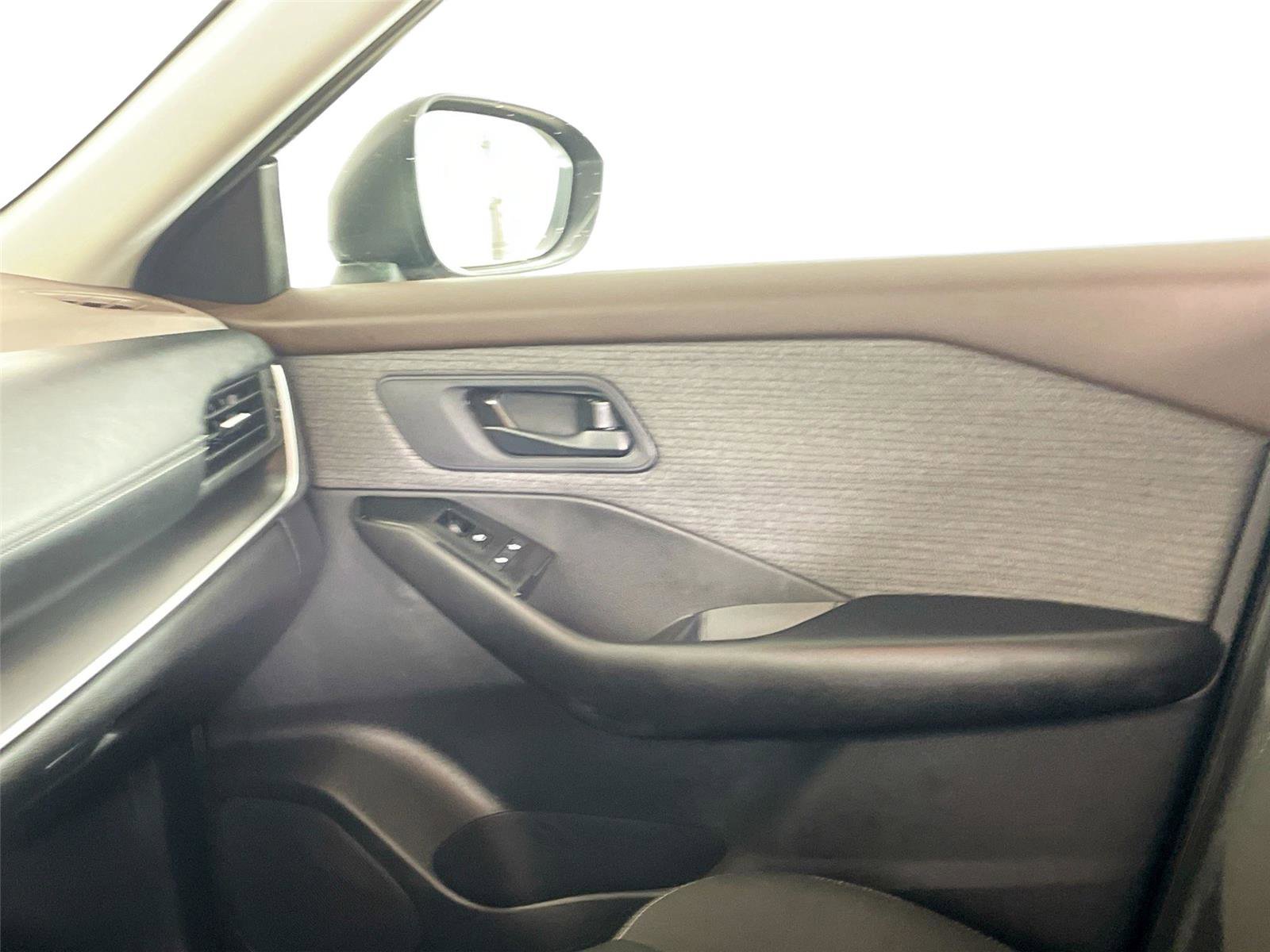 Used 2023 Nissan Rogue S image 23