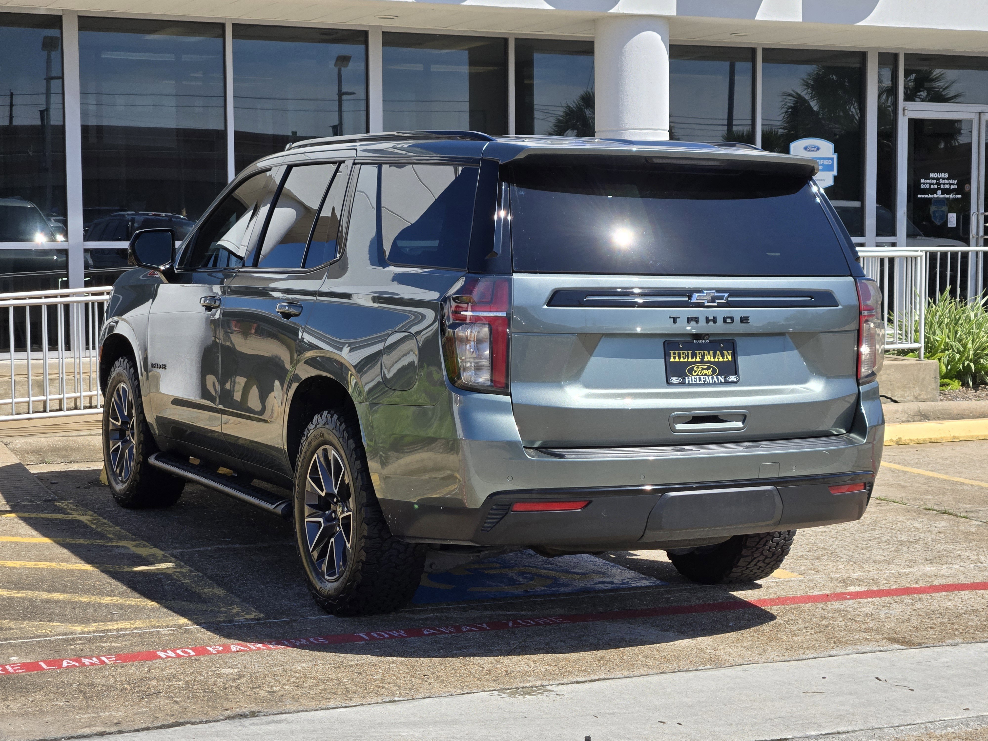 Used 2023 Chevrolet Tahoe Z71 w/ Luxury Package AWD/4WD image 3