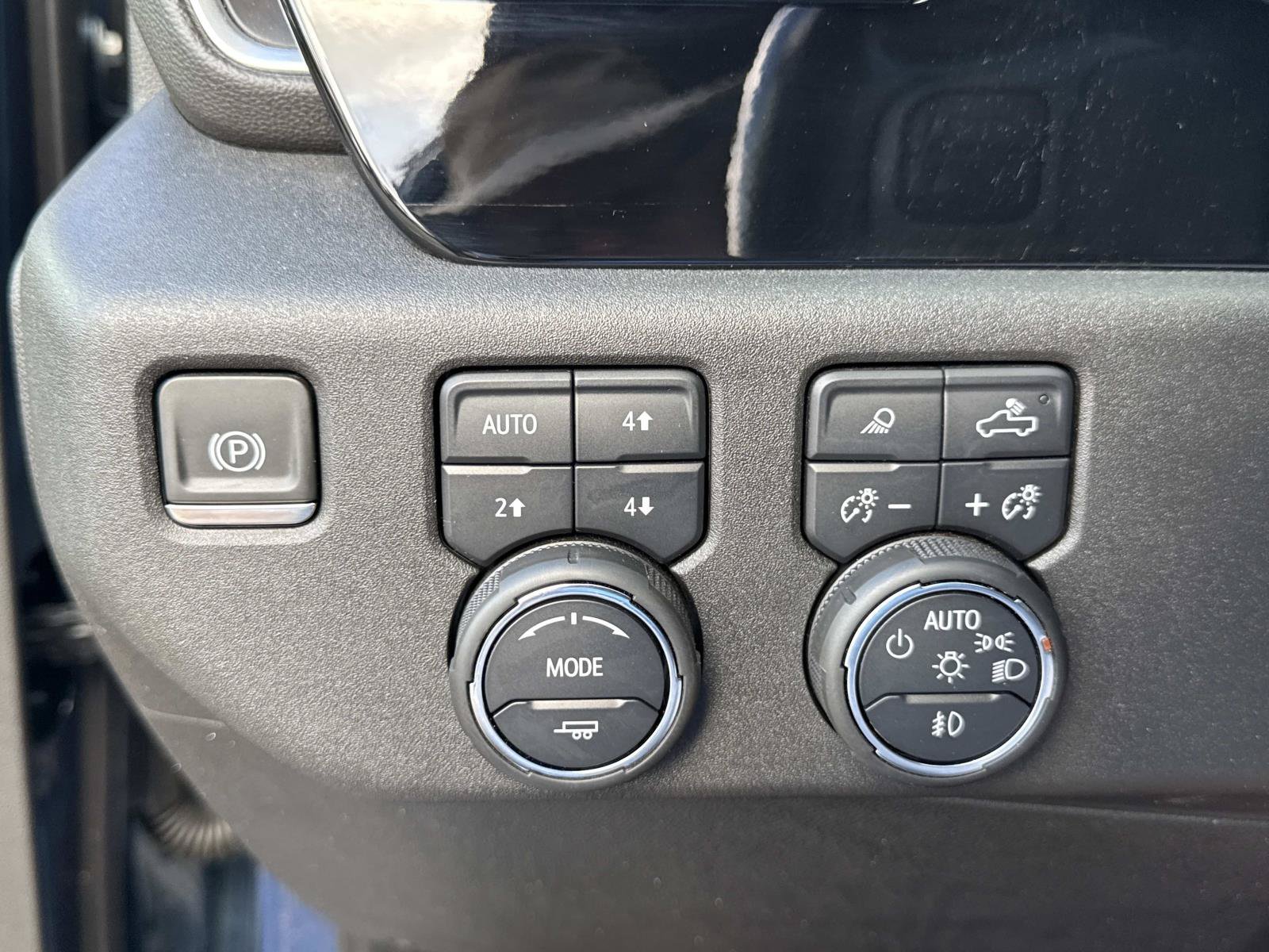 Used 2024 Chevrolet Silverado 3500 LTZ w/ LTZ Convenience Package AWD/4WD image 30