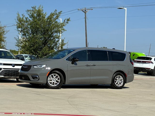 Used 2025 Chrysler Pacifica Select FWD video 1