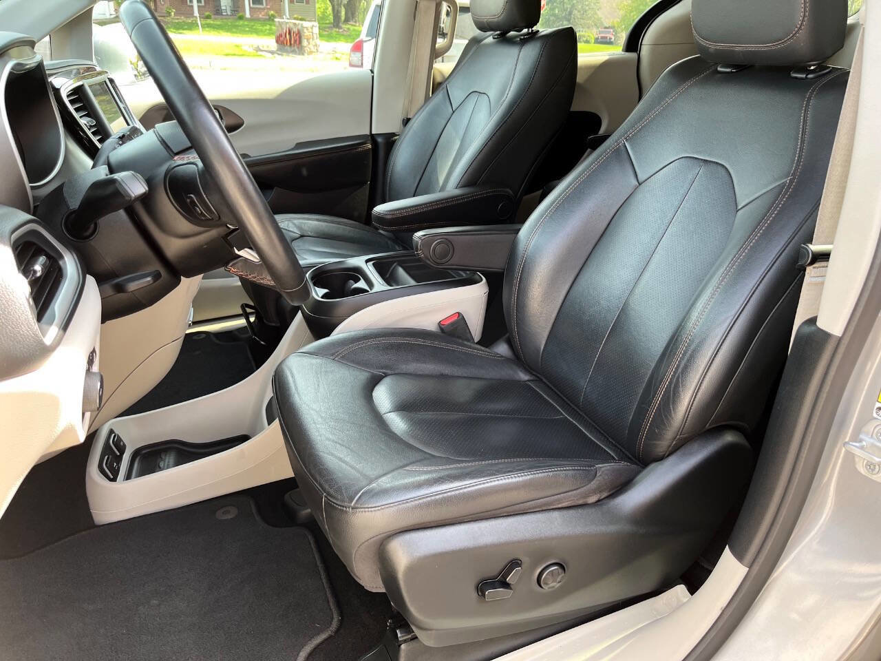 Used 2020 Chrysler Pacifica Touring-L image 9