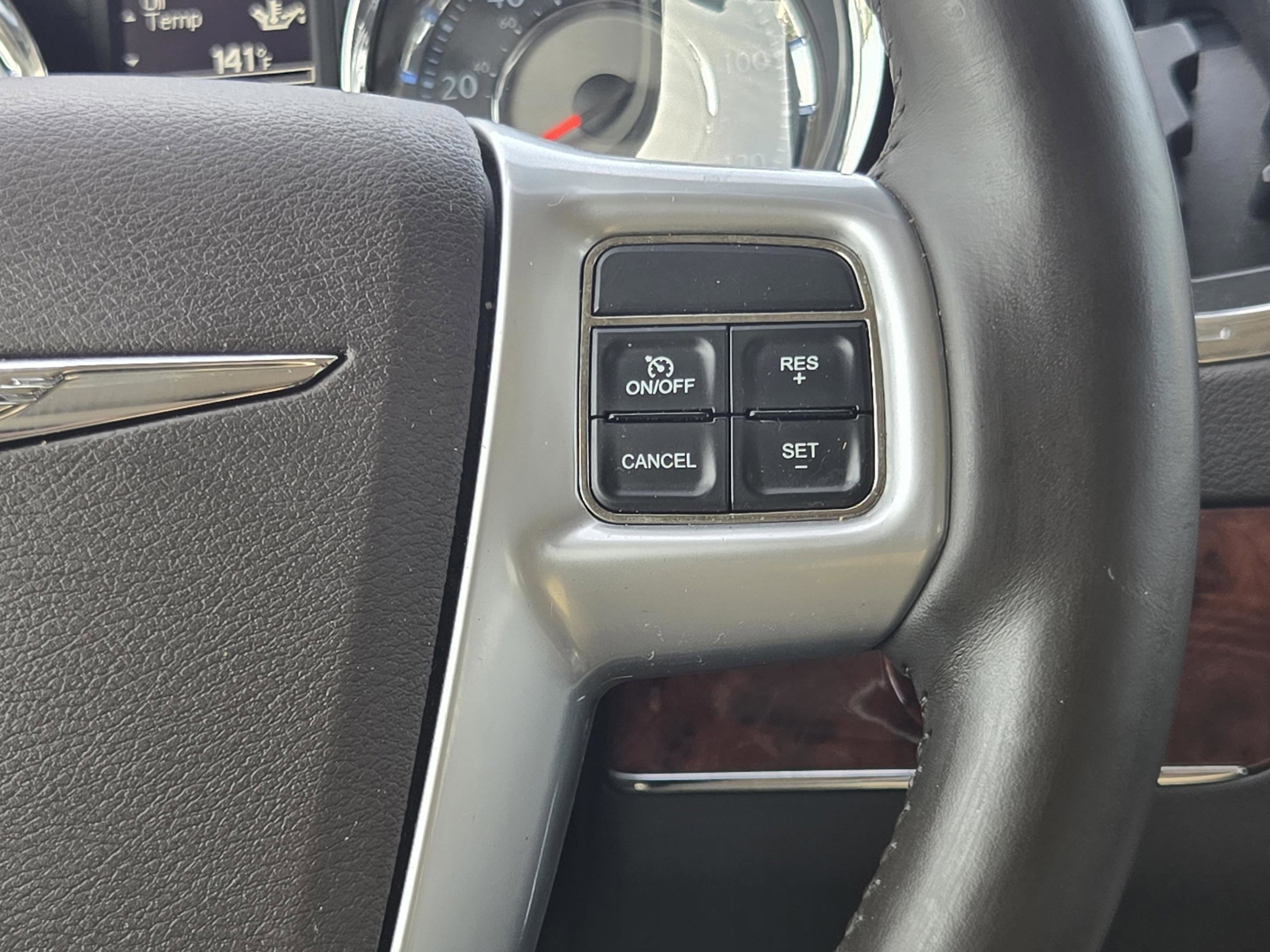 Used 2013 Chrysler Town & Country Touring-L w/ Driver Convenience Group FWD image 23