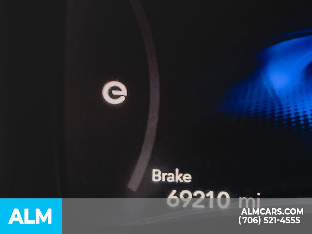 Used 2021 Chrysler Pacifica Limited w/ Uconnect Theater Family Group FWD image 27