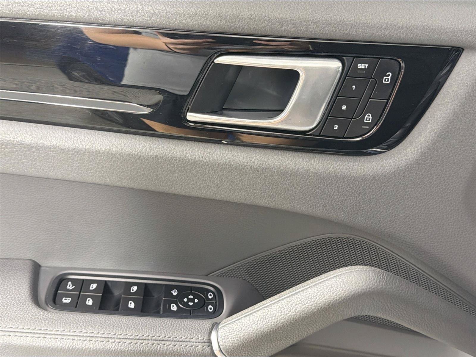 Certified 2022 Porsche Cayenne E-Hybrid AWD/4WD image 31