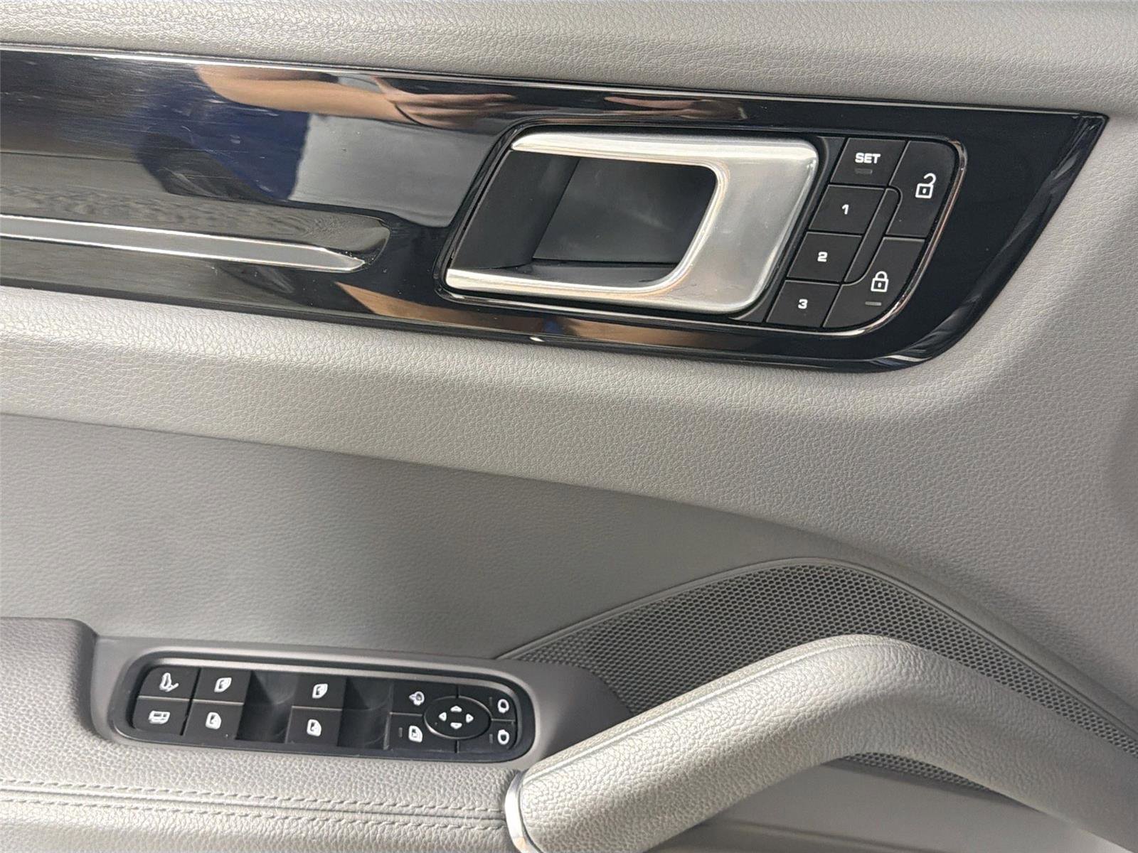 Certified 2022 Porsche Cayenne E-Hybrid AWD/4WD image 31