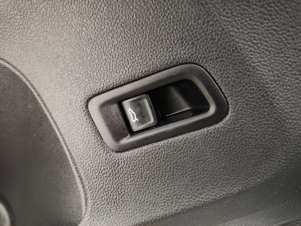 Certified 2025 Volkswagen Atlas Cross Sport SE FWD image 10