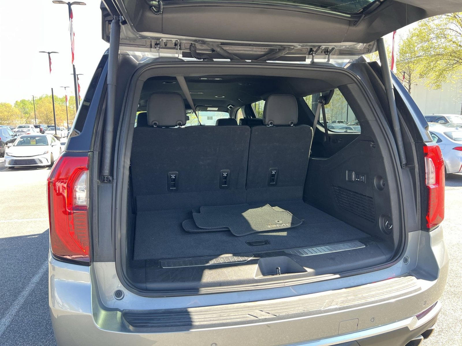 Used 2025 GMC Yukon XL Denali AWD/4WD image 23