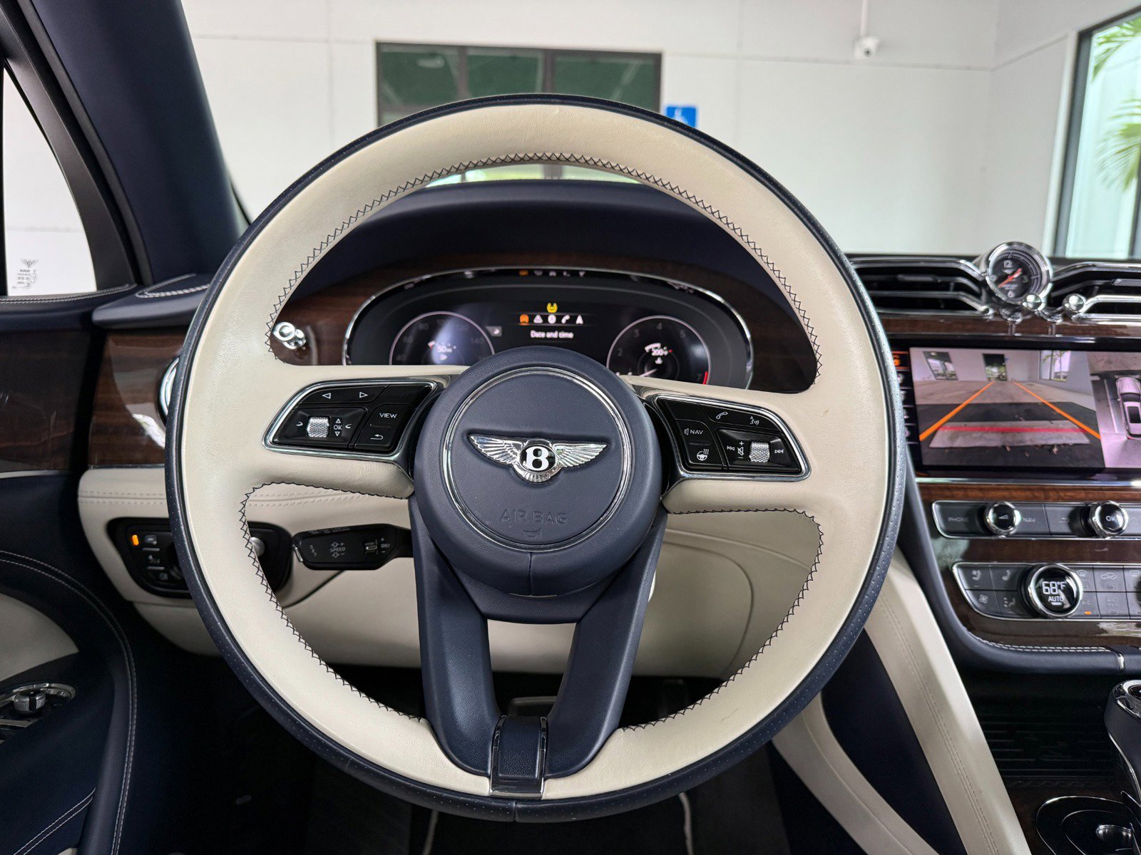 Used 2023 Bentley Bentayga Extended Wheelbase image 40