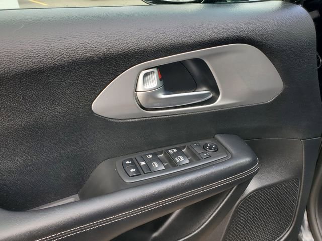 Used 2019 Chrysler Pacifica Touring Plus w/ S Appearance Package FWD image 9