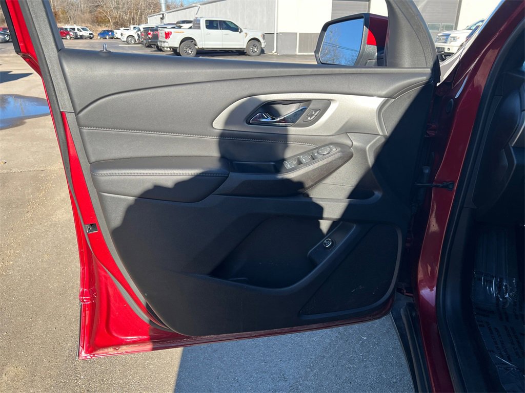 Used 2023 Chevrolet Traverse LT w/ Midnight/Sport Edition image 11