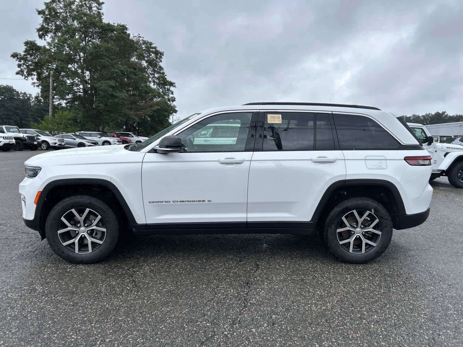 Certified 2024 Jeep Grand Cherokee Limited AWD/4WD image 6