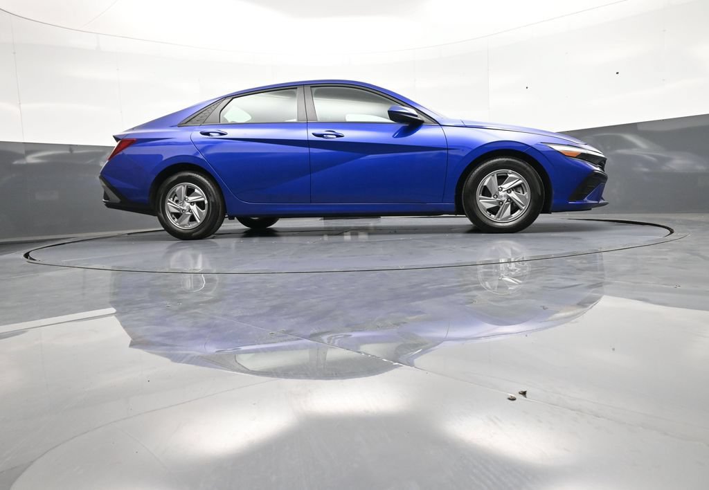 Certified 2025 Hyundai Elantra SE FWD image 28