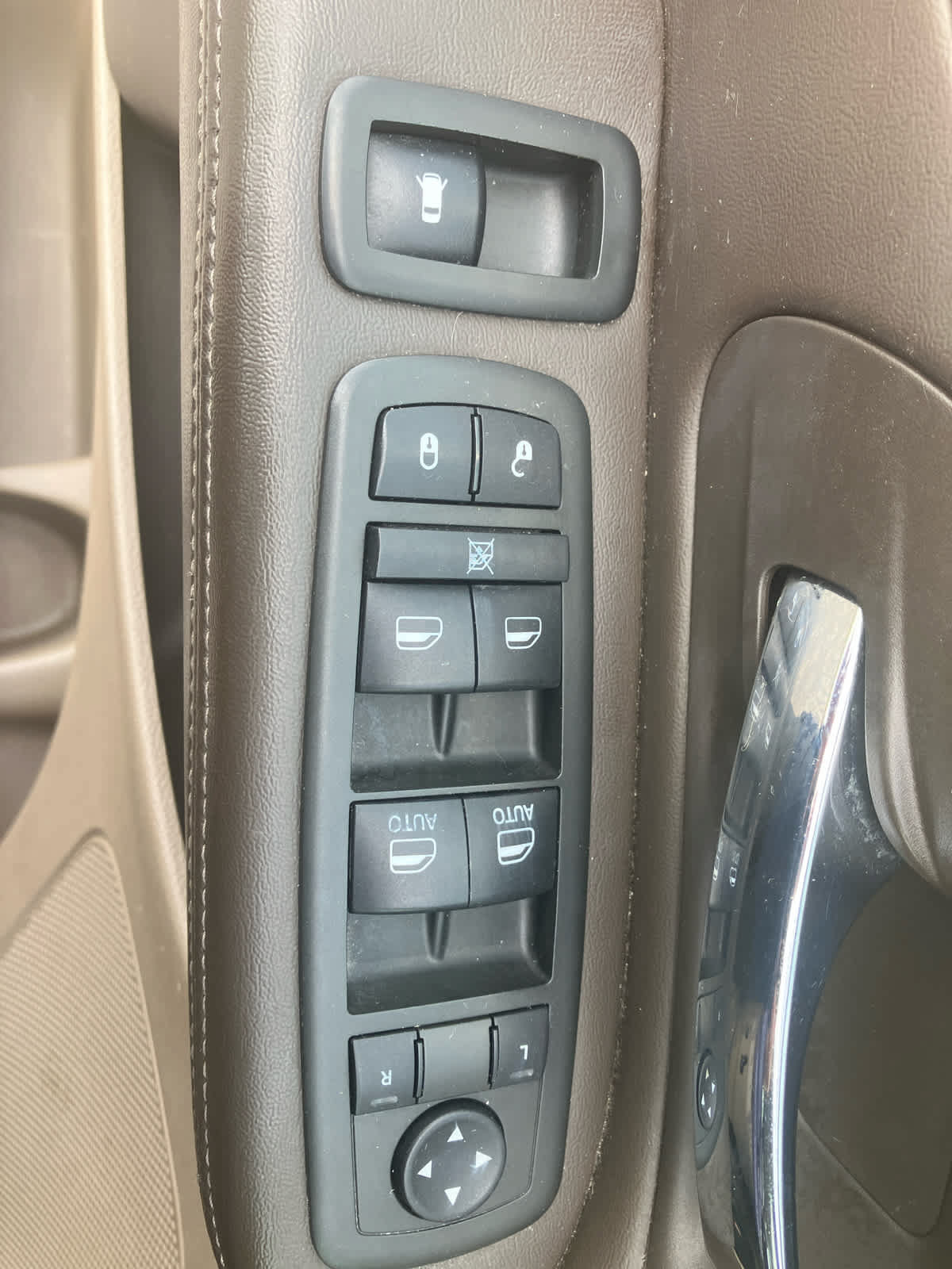 Used 2013 Chrysler Town & Country Touring FWD image 12