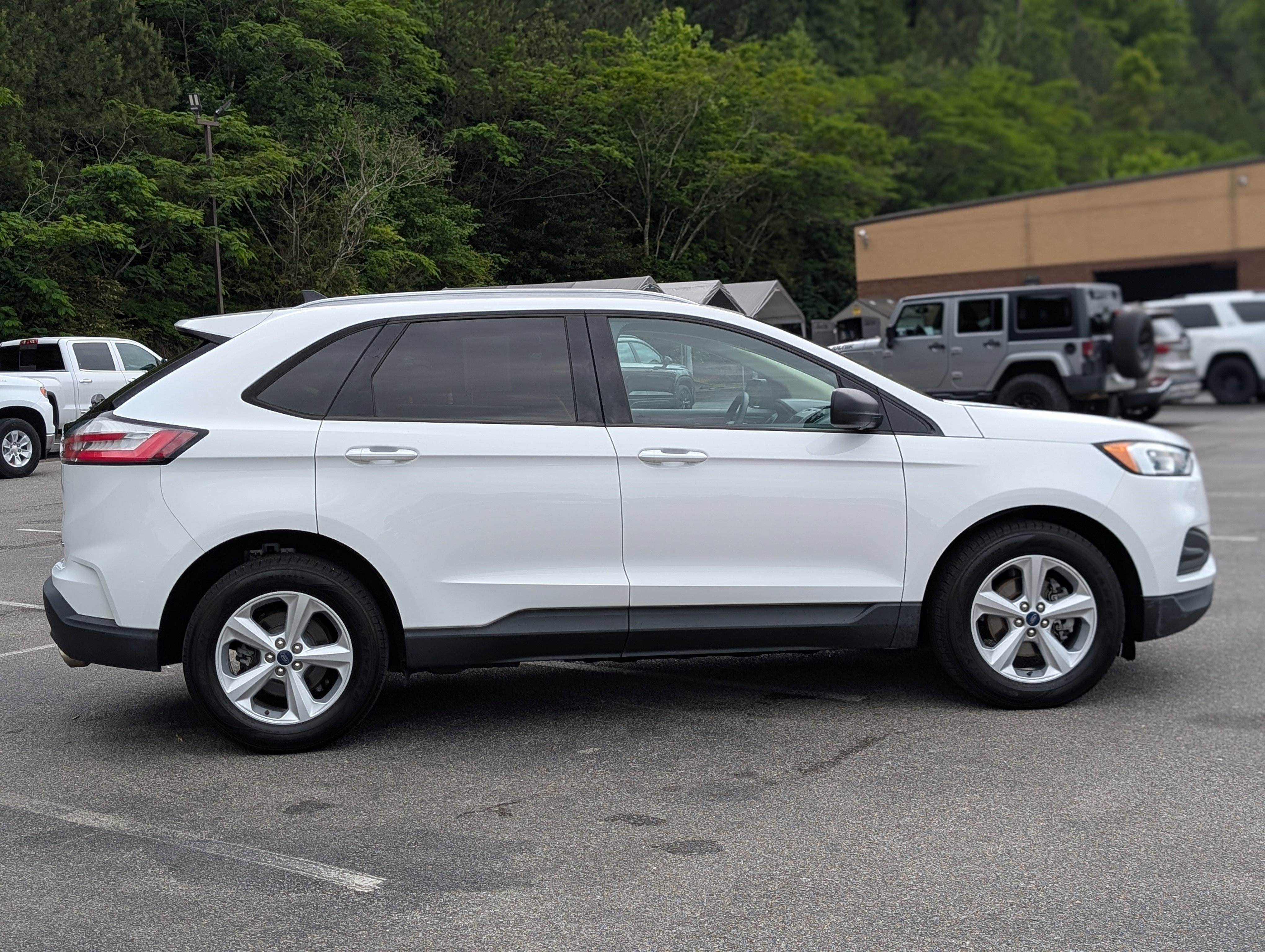 Used 2020 Ford Edge SE FWD image 10