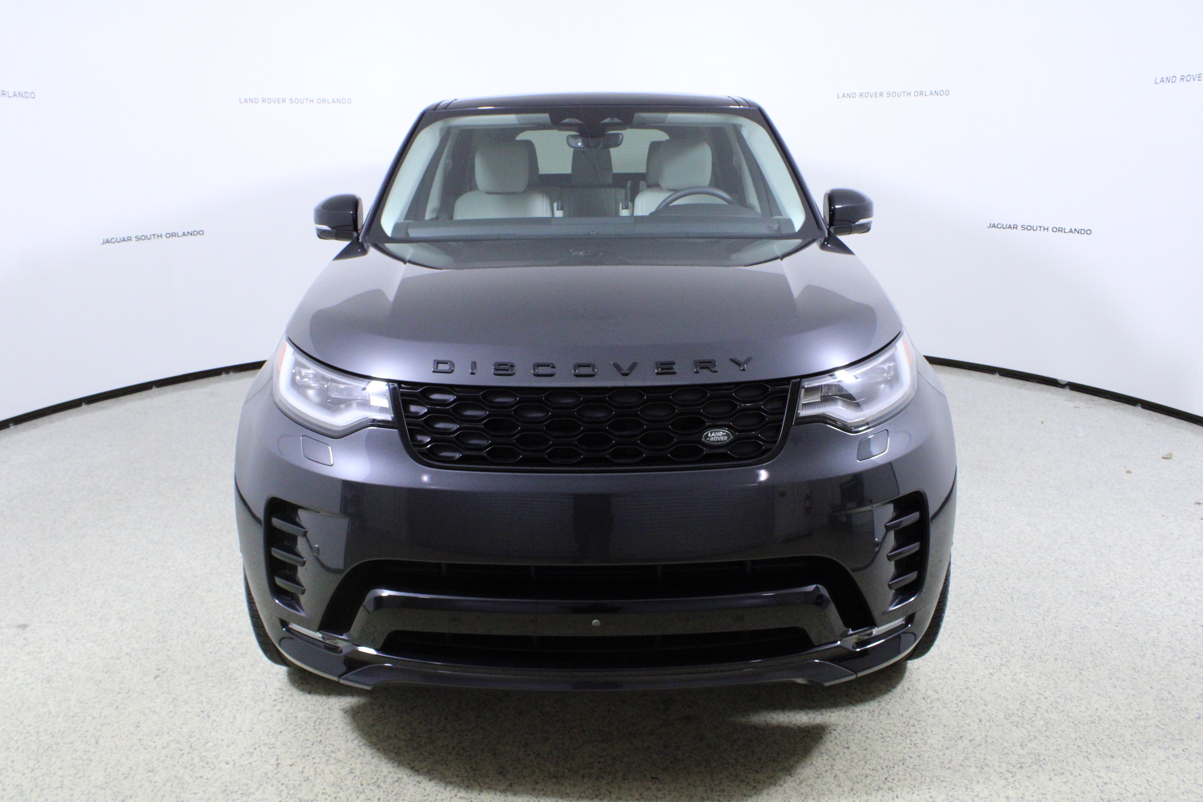 Used 2025 Land Rover Discovery Dynamic SE AWD/4WD image 2