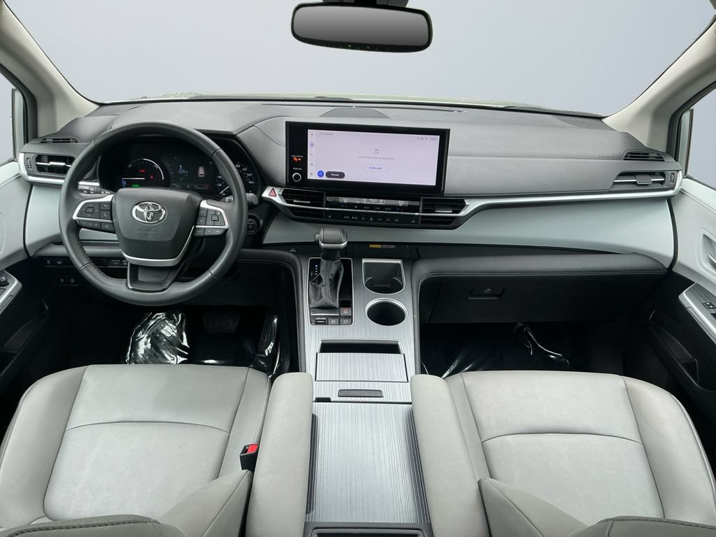 Used 2025 Toyota Sienna XLE FWD image 11