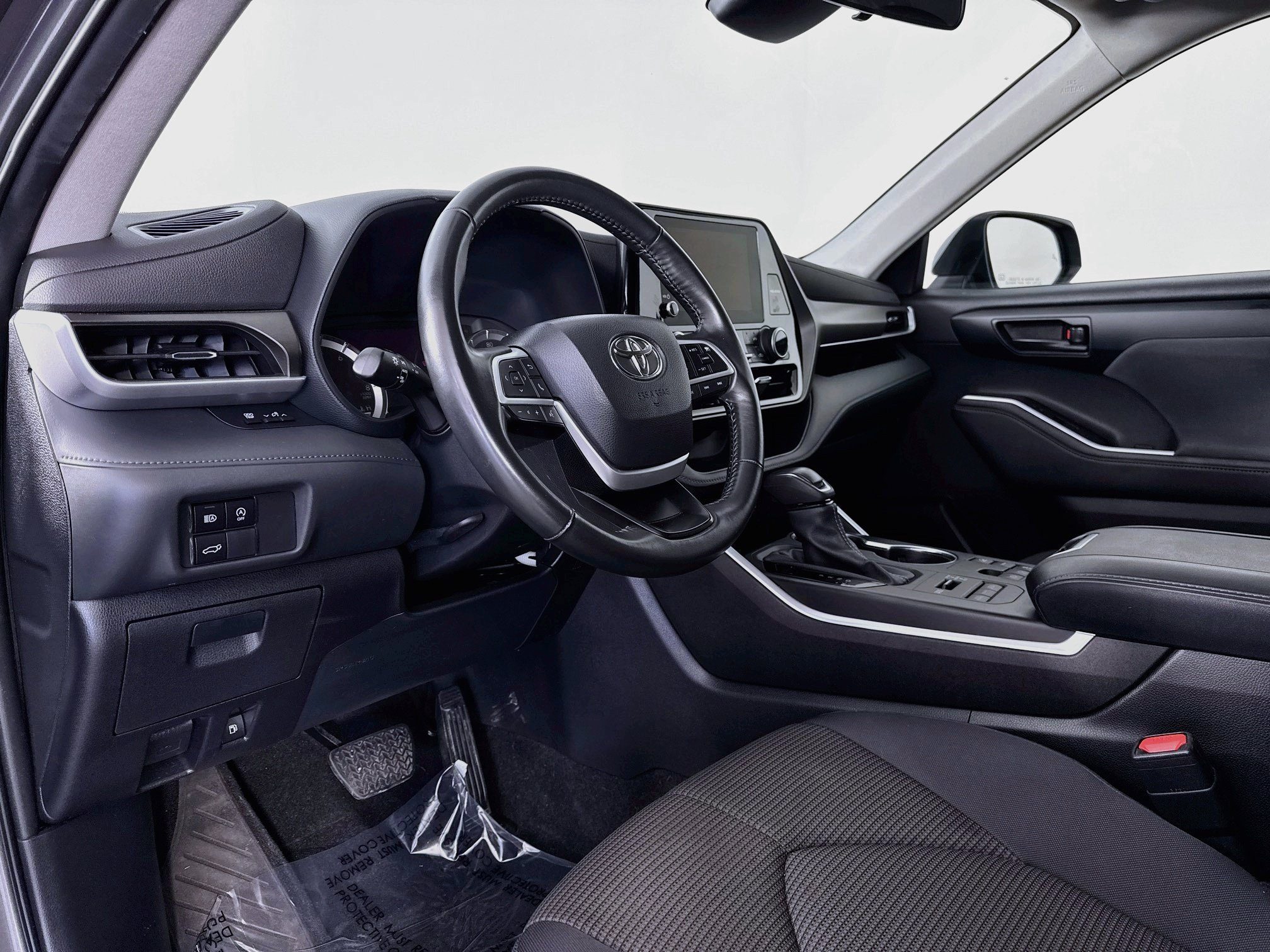 Used 2023 Toyota Highlander LE AWD/4WD image 9
