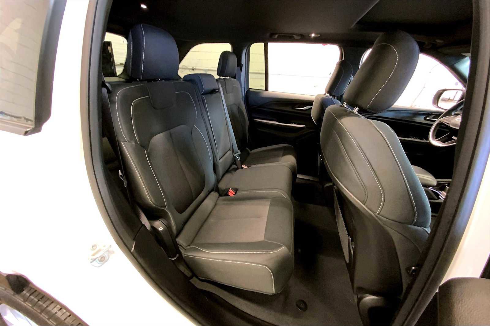 Used 2024 Jeep Grand Cherokee Laredo X w/ Trailer Tow Package image 20