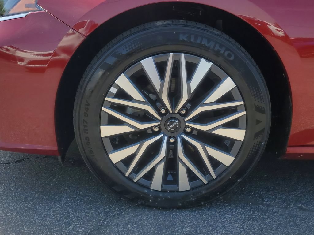 Used 2025 Nissan Altima 2.5 SV FWD image 11