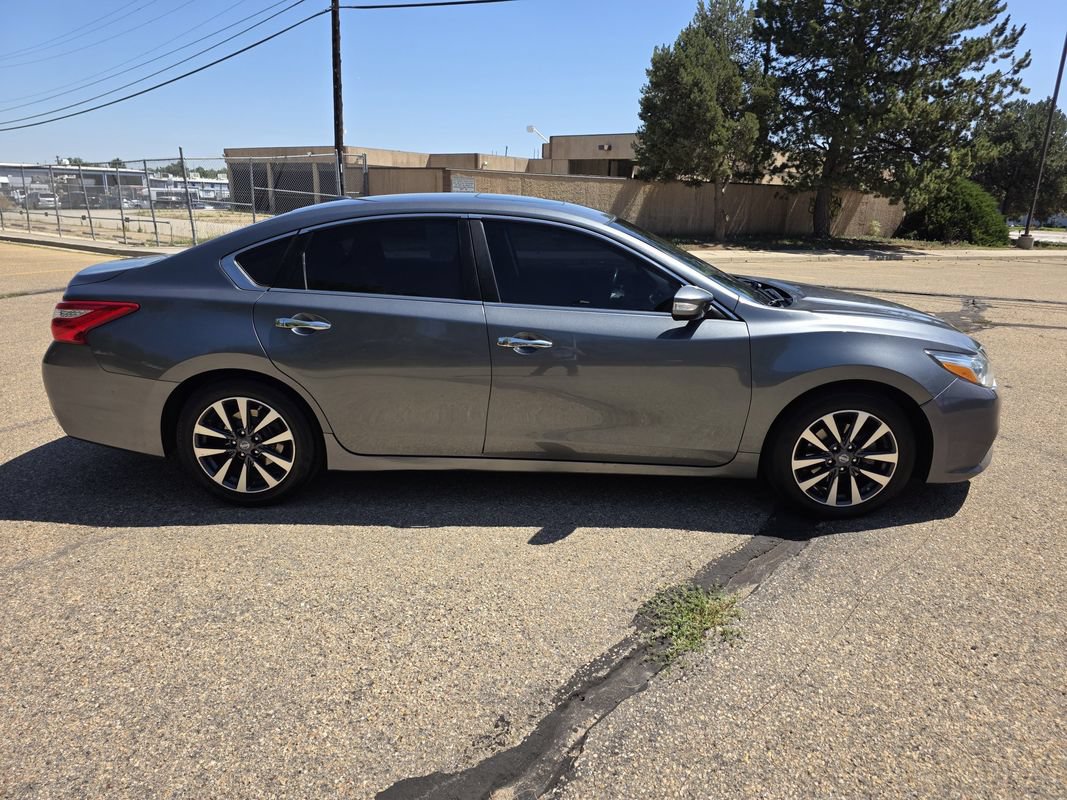 Used 2017 Nissan Altima 2.5 SL w/ Moonroof Package FWD image 9