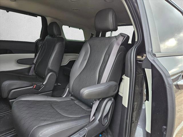 Used 2024 Kia Carnival EX FWD image 16