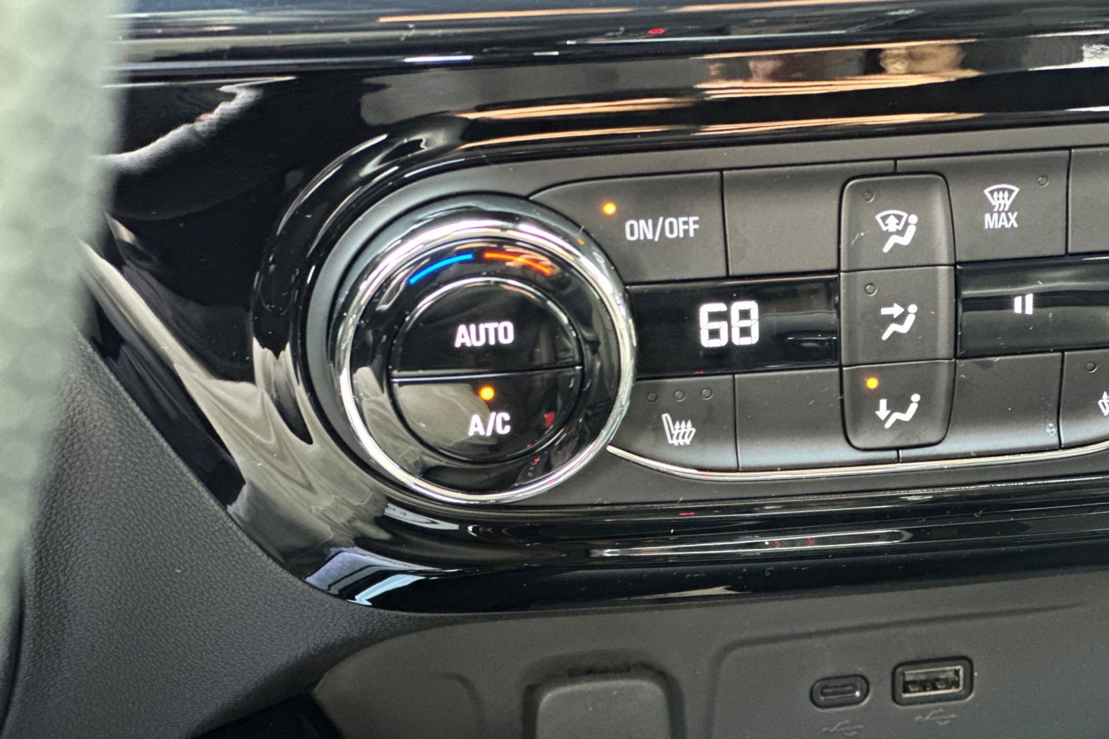 Used 2025 Chevrolet Trax RS w/ Driver Confidence Package image 30