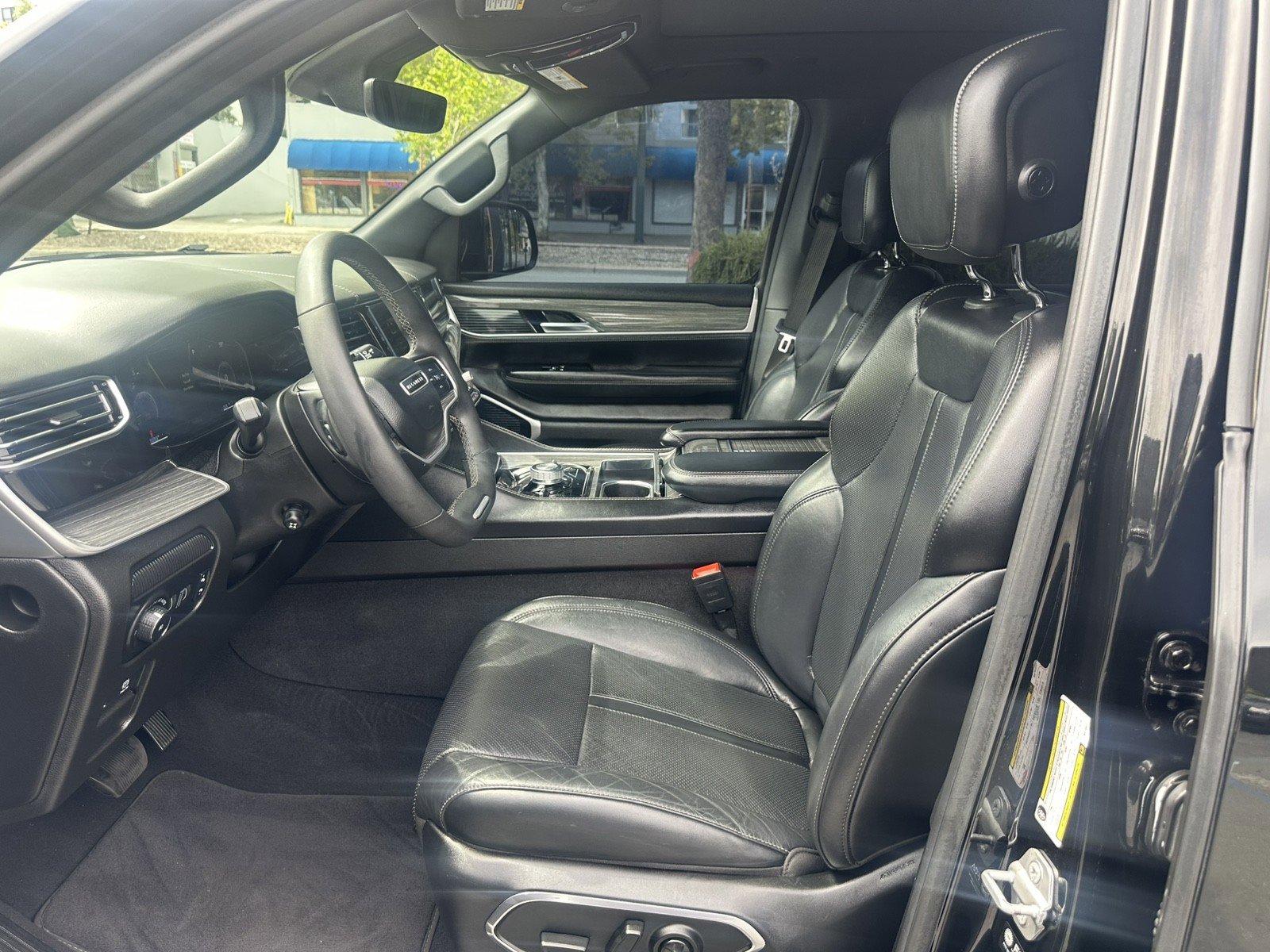 Used 2022 Jeep Wagoneer Series III w/ Premium Group I image 18