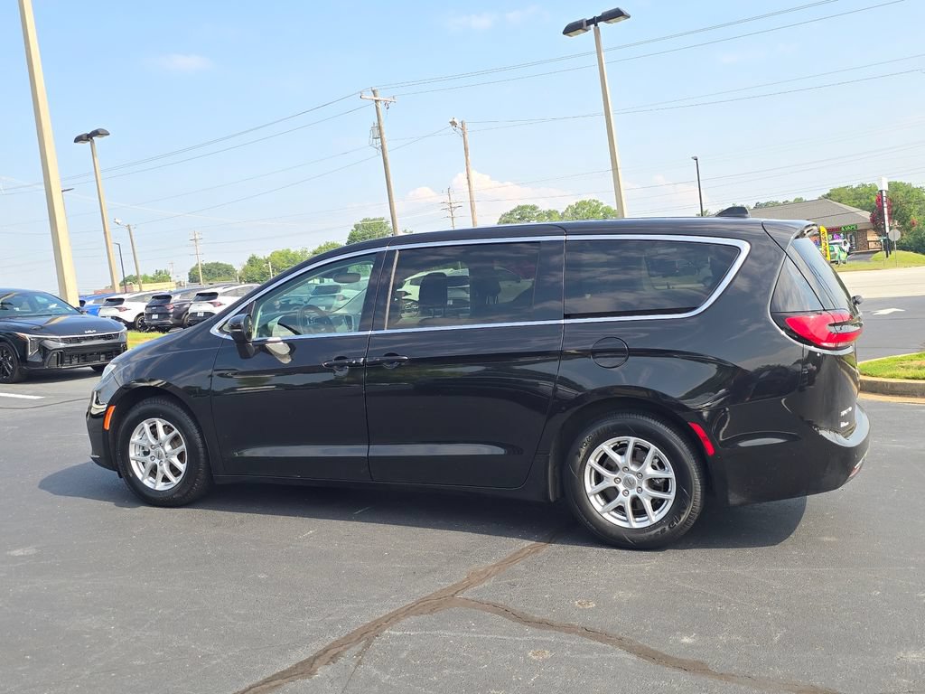 Used 2023 Chrysler Pacifica Touring-L FWD image 6