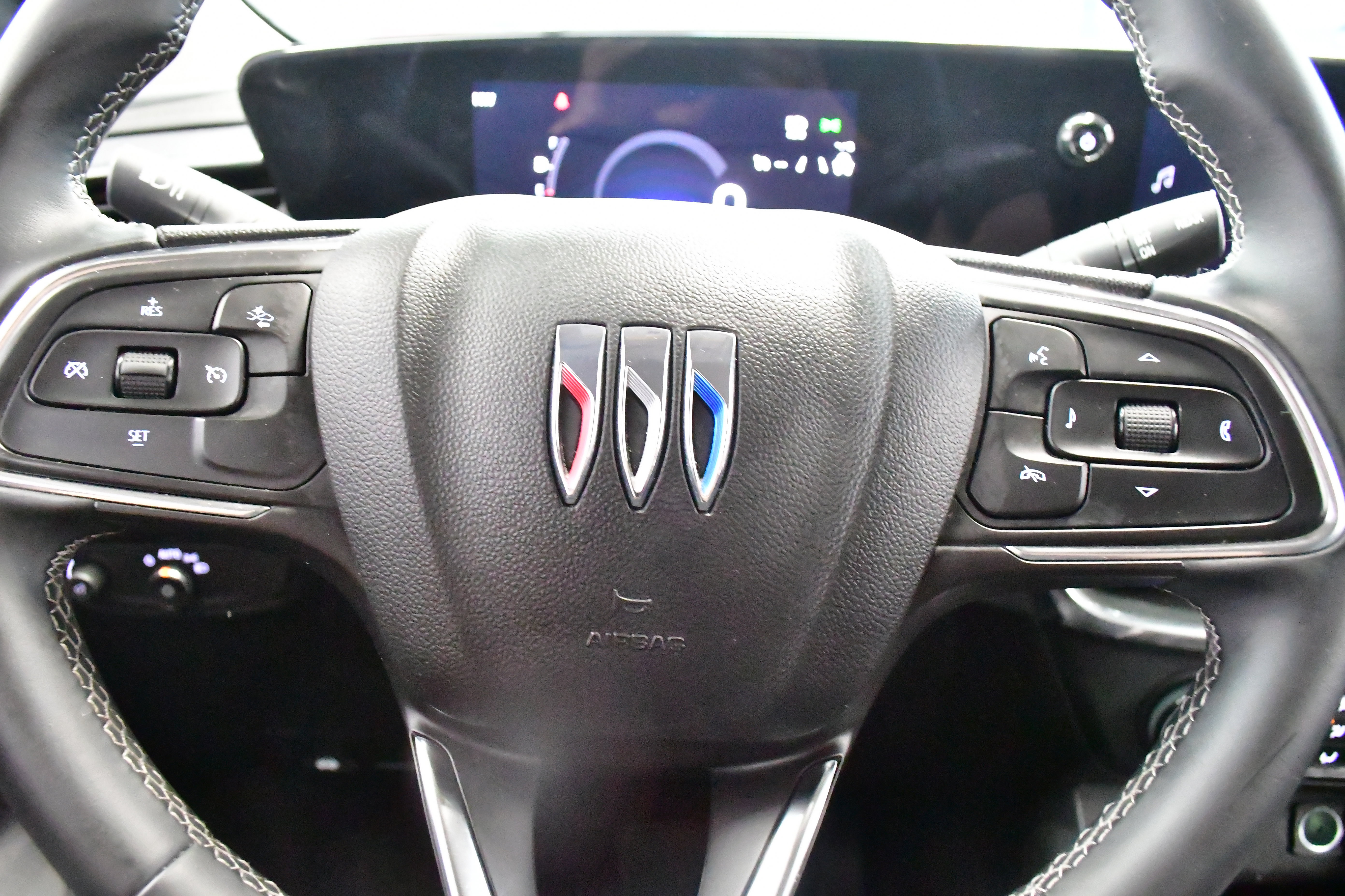 Used 2025 Buick Encore GX Preferred AWD/4WD image 19