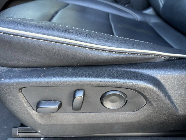 Used 2024 GMC Yukon XL SLT w/ SLT Premium Package image 11