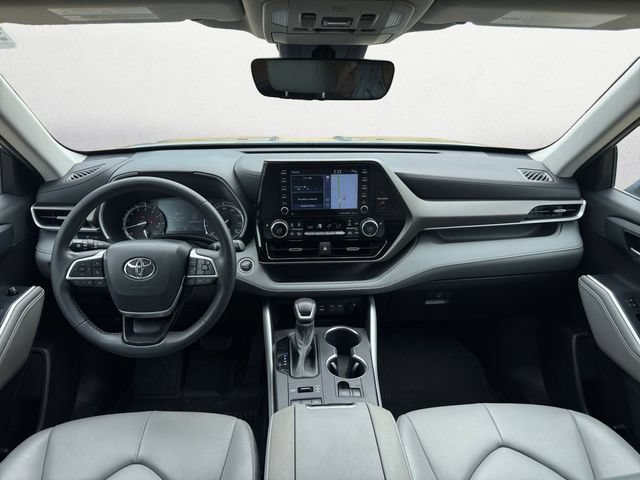 Used 2022 Toyota Highlander XLE AWD/4WD image 11