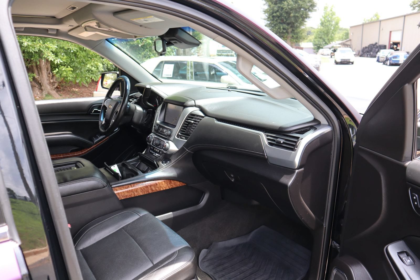 Used 2015 Chevrolet Suburban LTZ RWD image 21