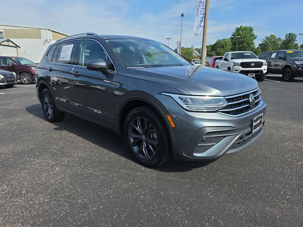 Used 2024 Volkswagen Tiguan SE w/ Panoramic Sunroof Package AWD/4WD image 3