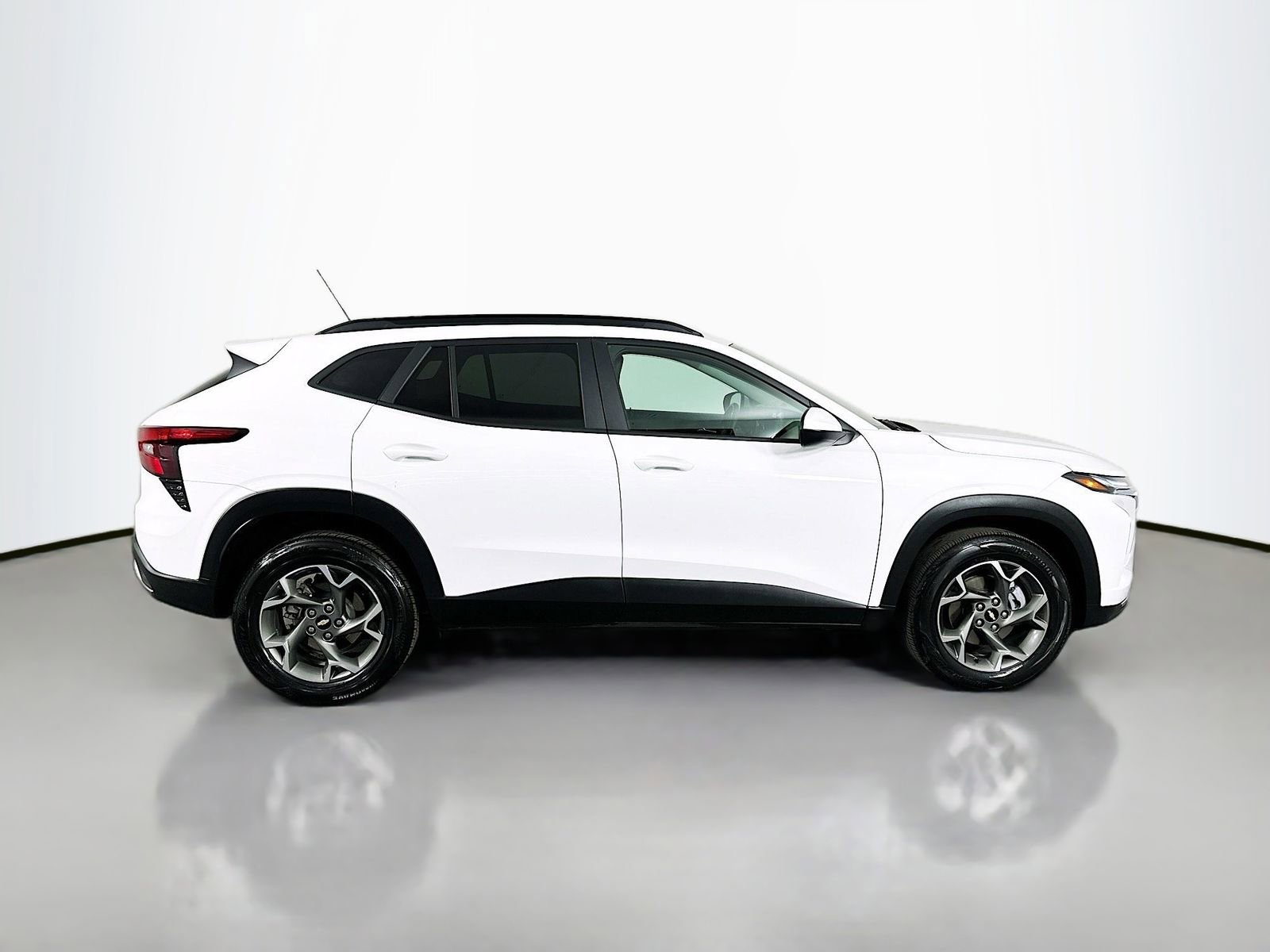 Used 2025 Chevrolet Trax LT FWD image 9