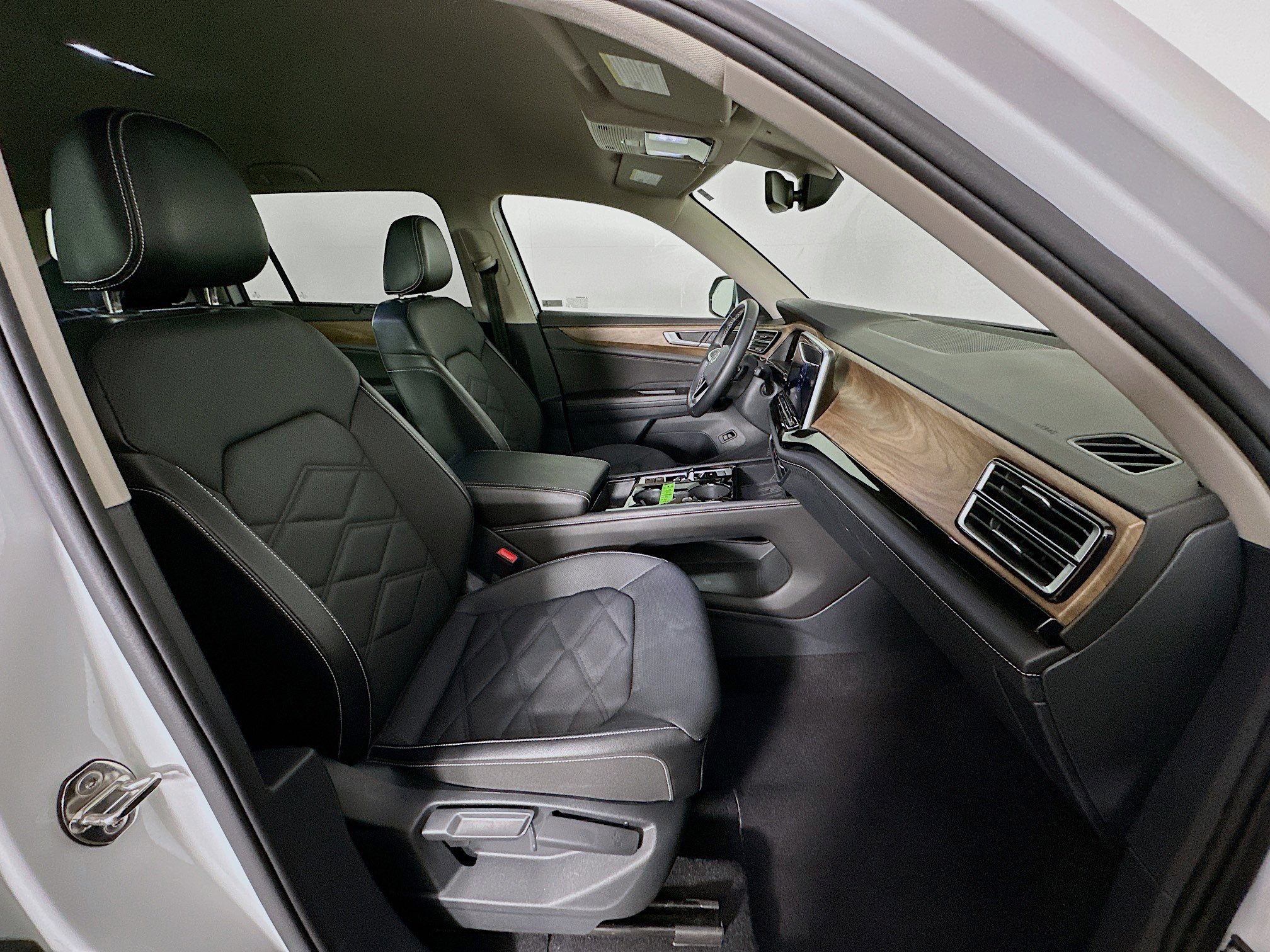 Used 2025 Volkswagen Atlas SE image 34