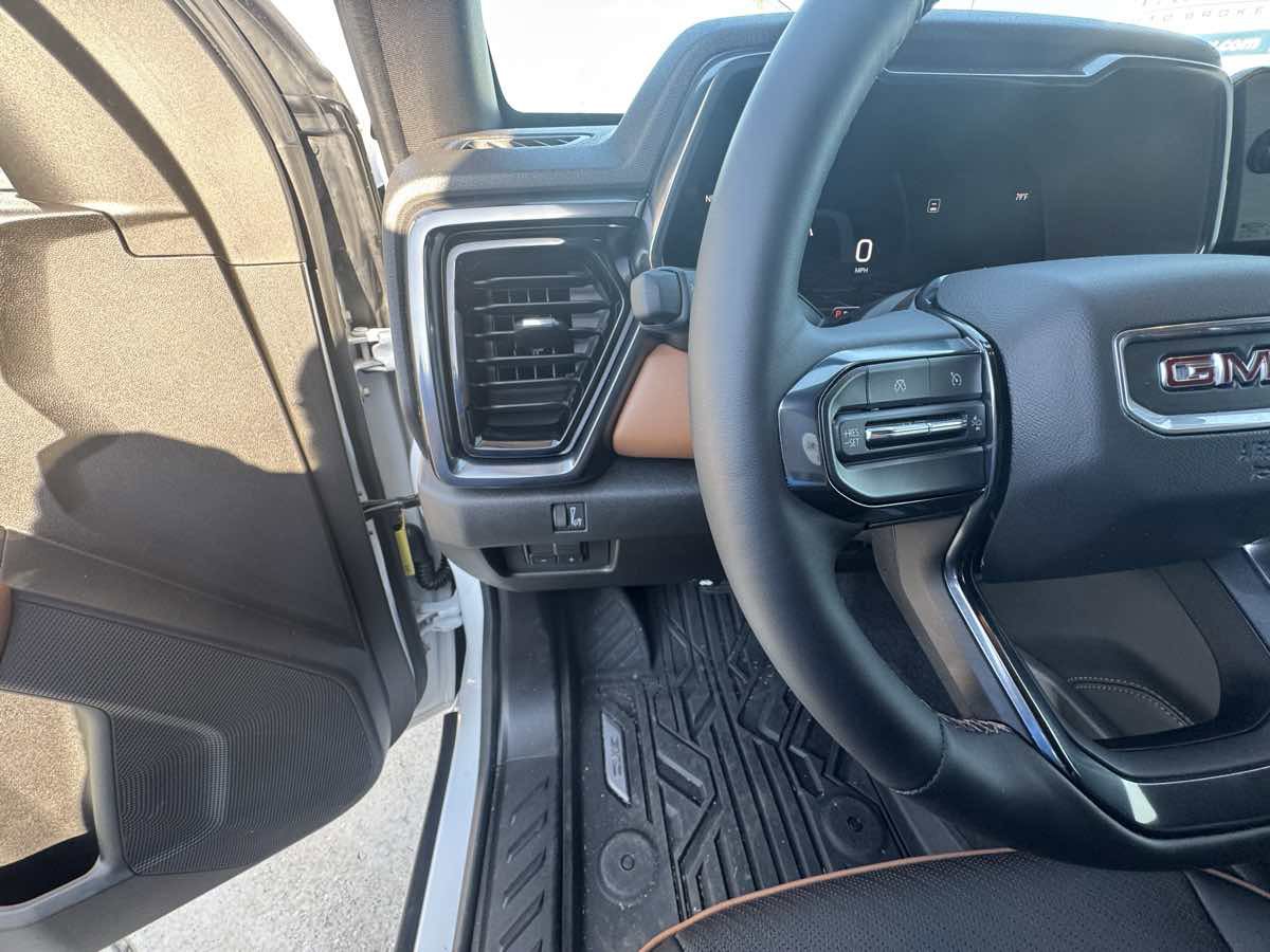 Used 2025 GMC Canyon AT4 w/ AT4 Premium Package AWD/4WD image 17